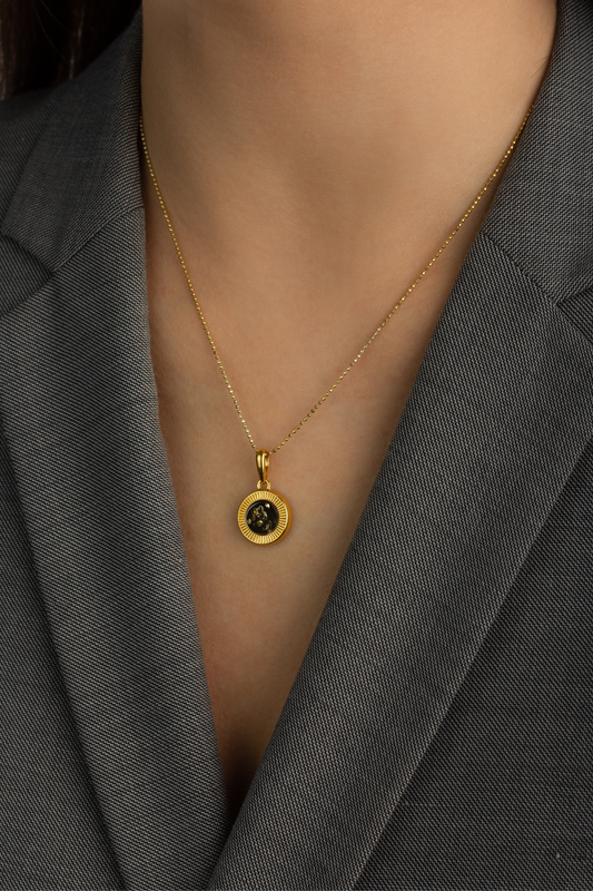 Paauksuotas gintarinis pakabukas su žaliuoju gintaru „Aurora Baltica Gold“
