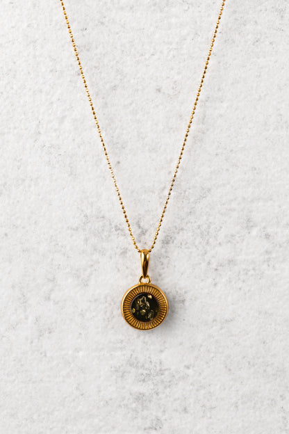 Paauksuotas gintarinis pakabukas su žaliuoju gintaru „Aurora Baltica Gold“
