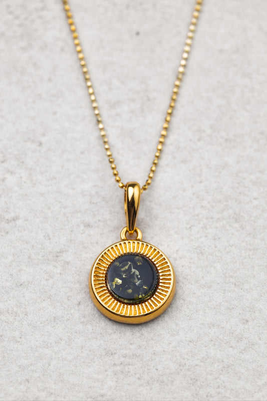 Paauksuotas gintarinis pakabukas su žaliuoju gintaru „Aurora Baltica Gold“
