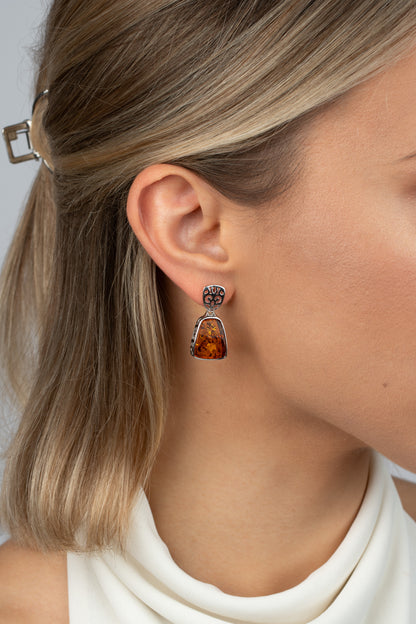 Elegantiški sidabriniai auskarai su medaus spalvos gintaru „Spiritus Ambrae“