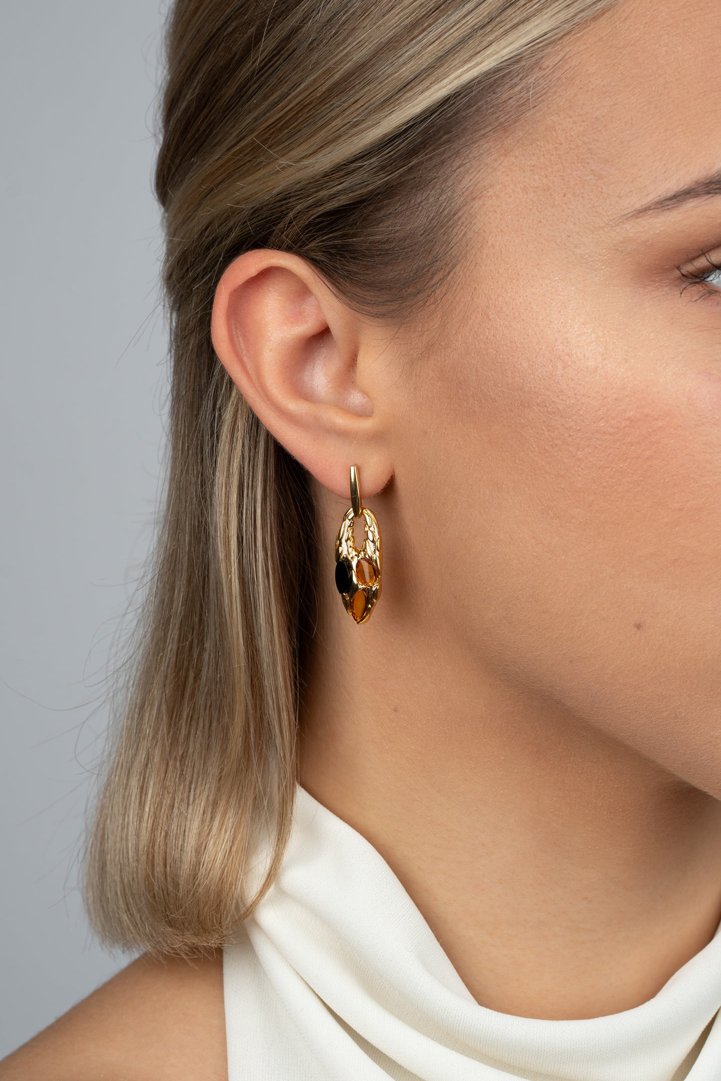 Modernūs paauksuoti gintaro auskarai „Lacrima Solis“