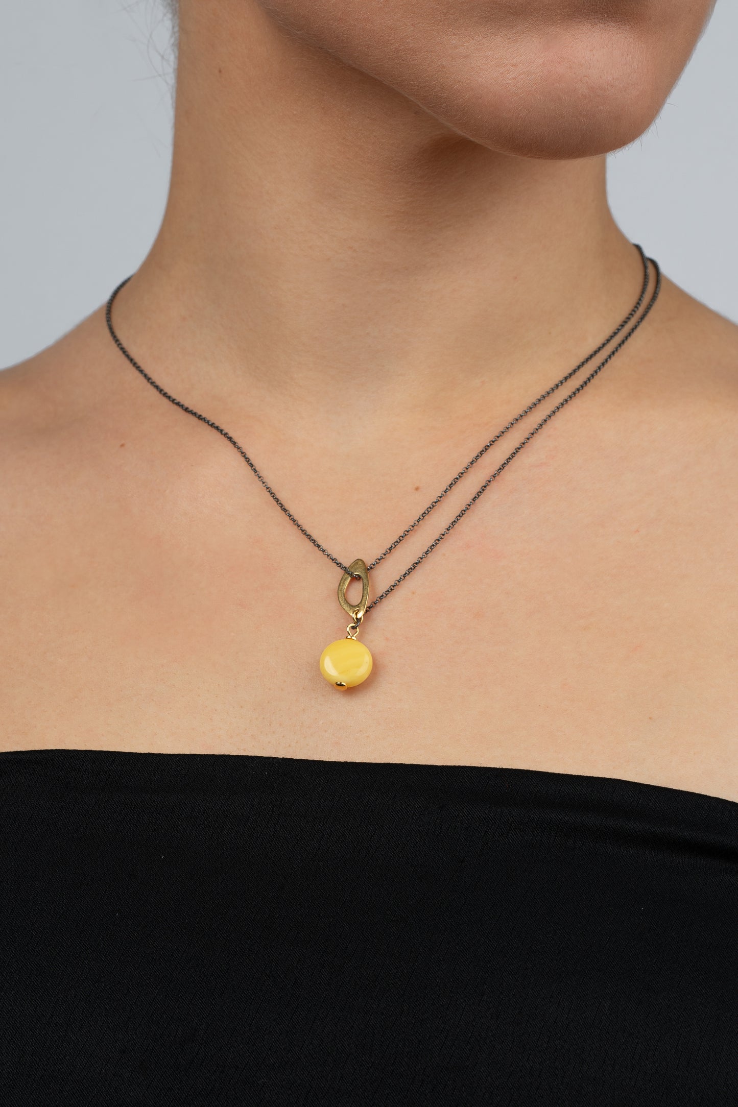 Paauksuotas gintaro pakabukas su geltonuoju gintaru „Nodus Aurum“