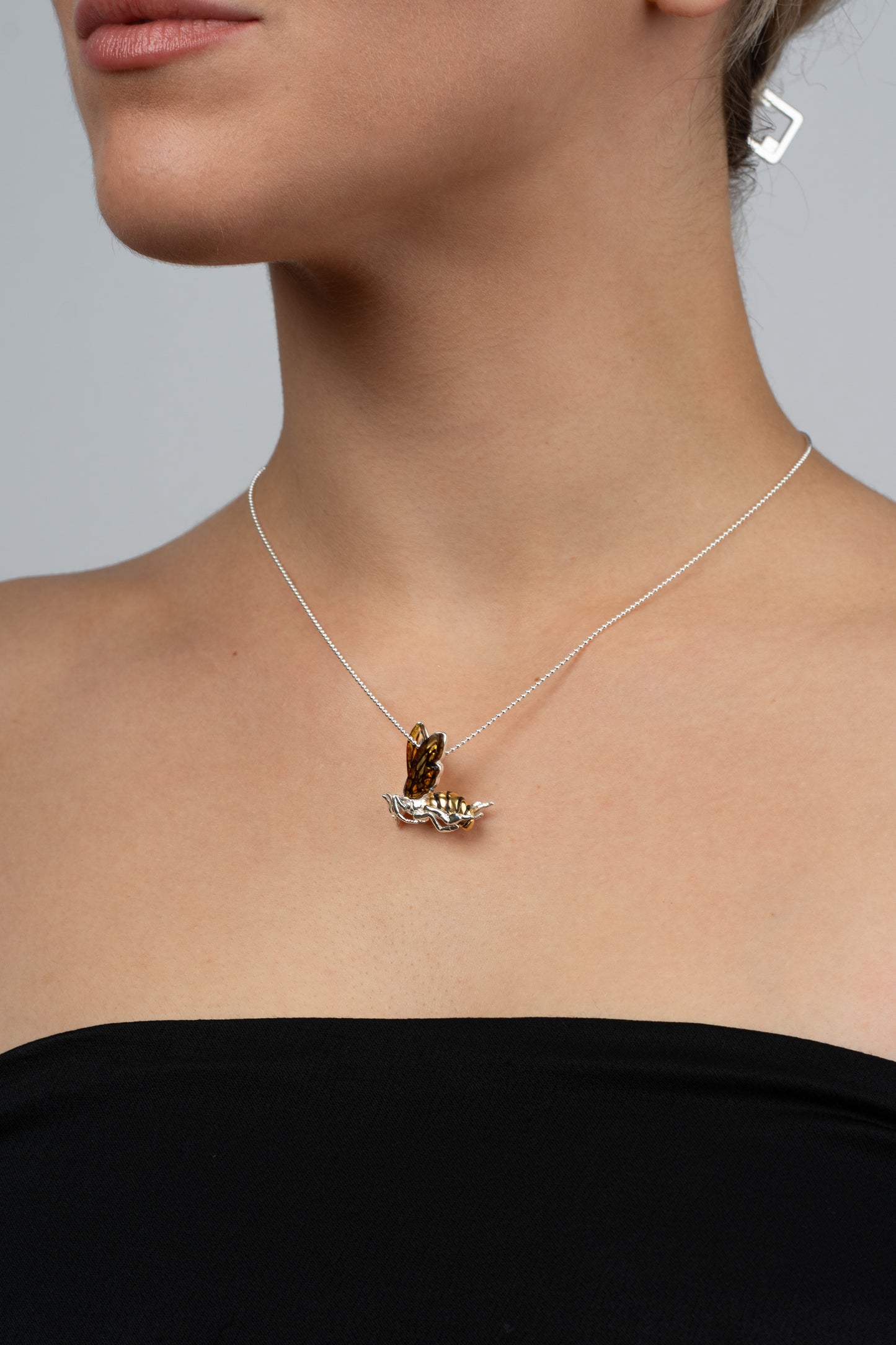 Paauksuotas vėrinys su Baltijos gintaru „Aurata Volans“