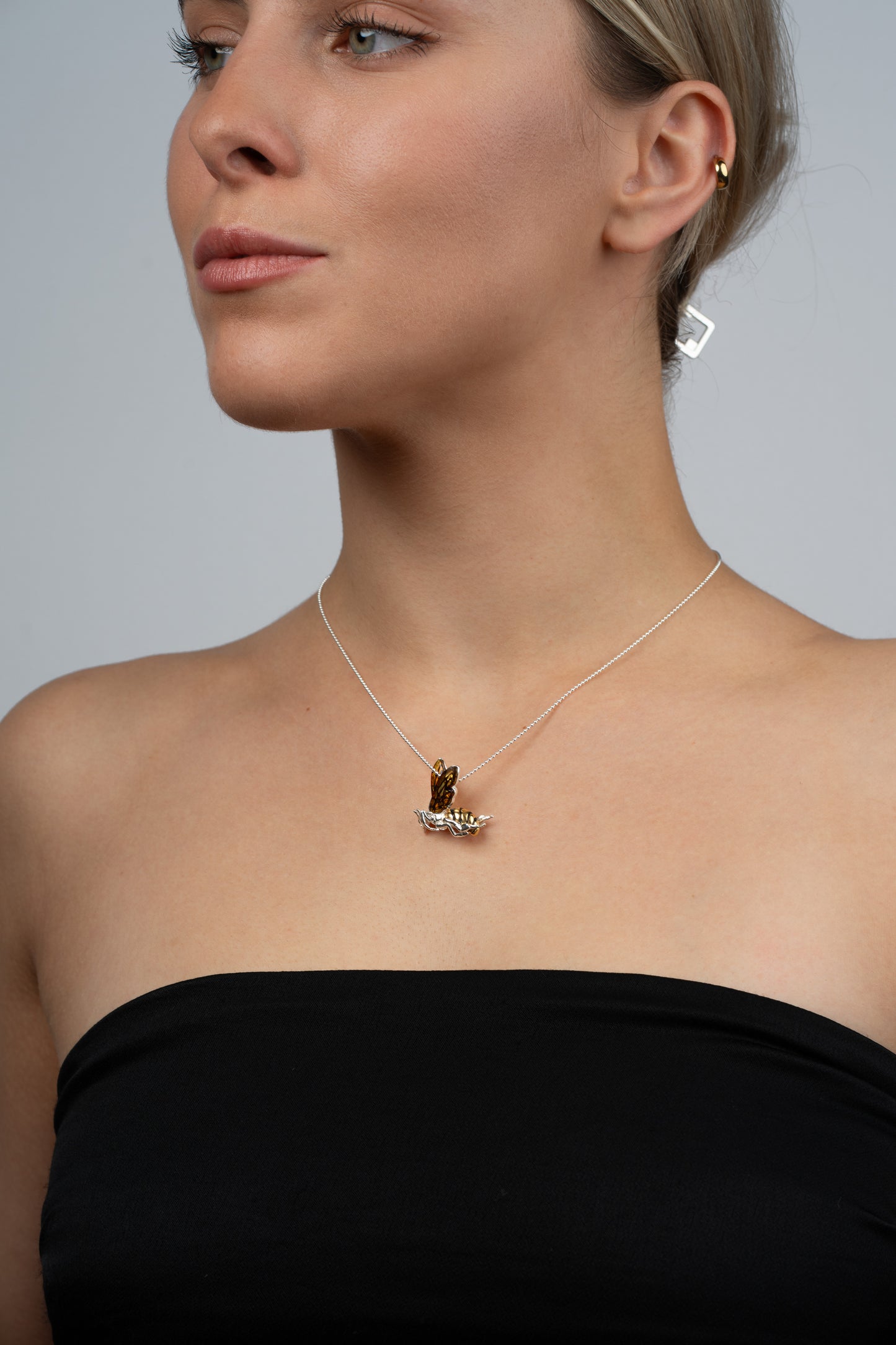 Paauksuotas vėrinys su Baltijos gintaru „Aurata Volans“