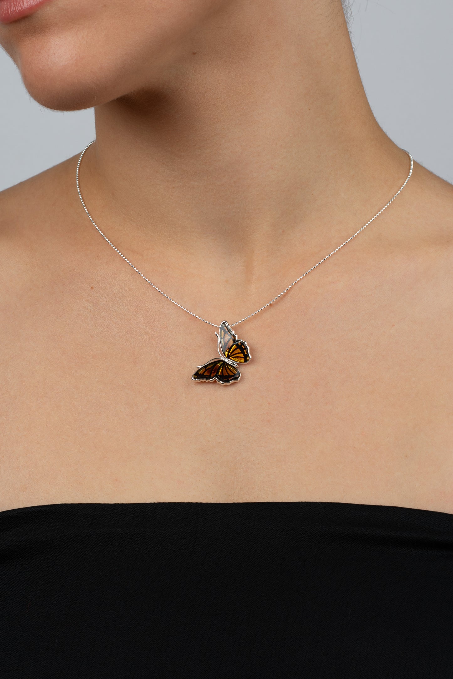 Sidabrinis gintarinis pakabukas su skaidriu medaus spalvos gintaru „Alae Solis“