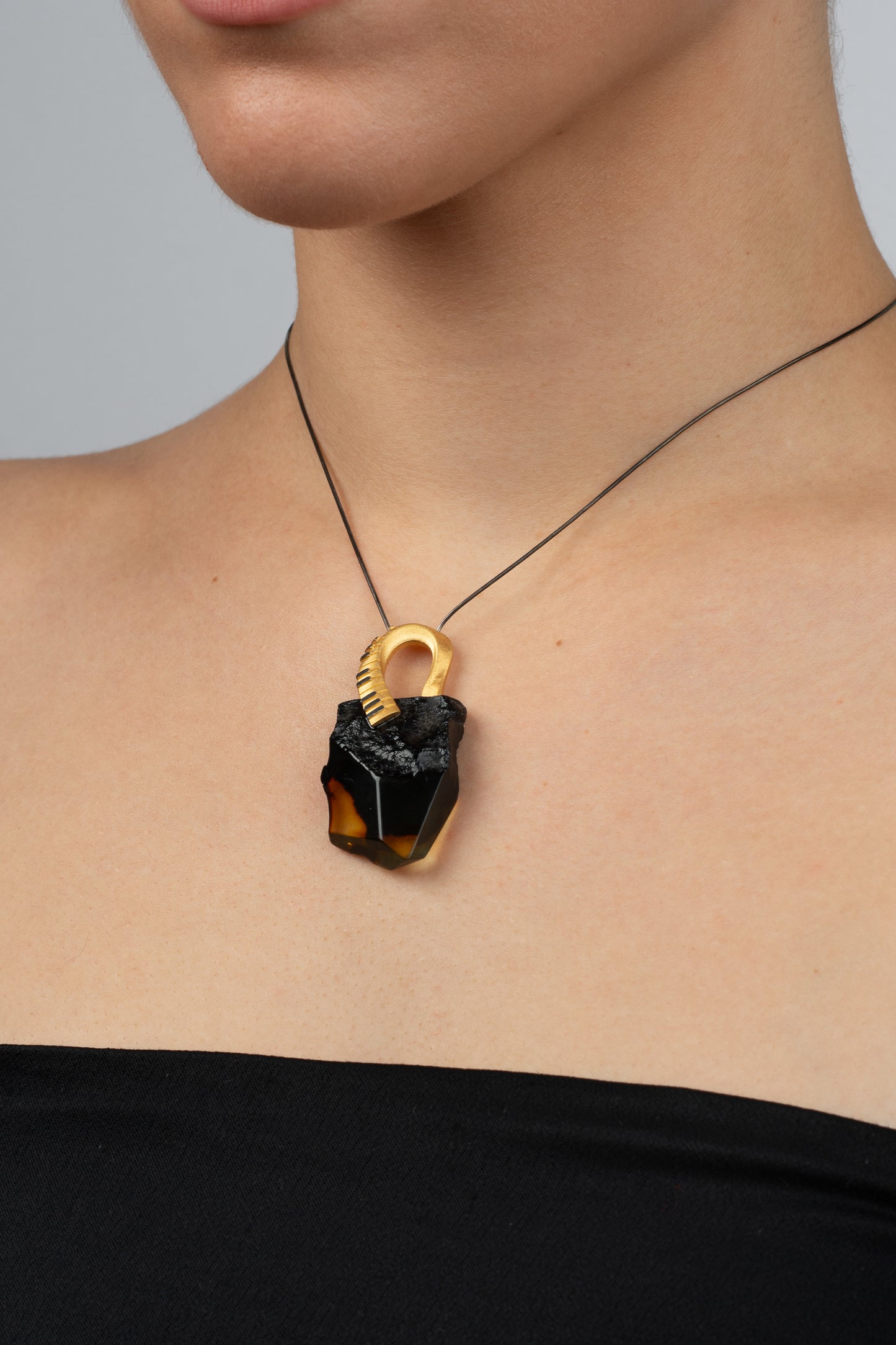 Išskirtinis Baltijos gintaro pakabukas "Pianinum Imperfectum - Atrum Cor"