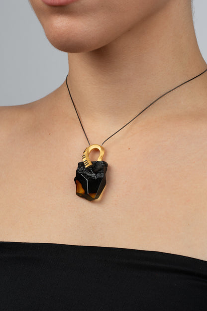 Išskirtinis Baltijos gintaro pakabukas "Pianinum Imperfectum - Atrum Cor"