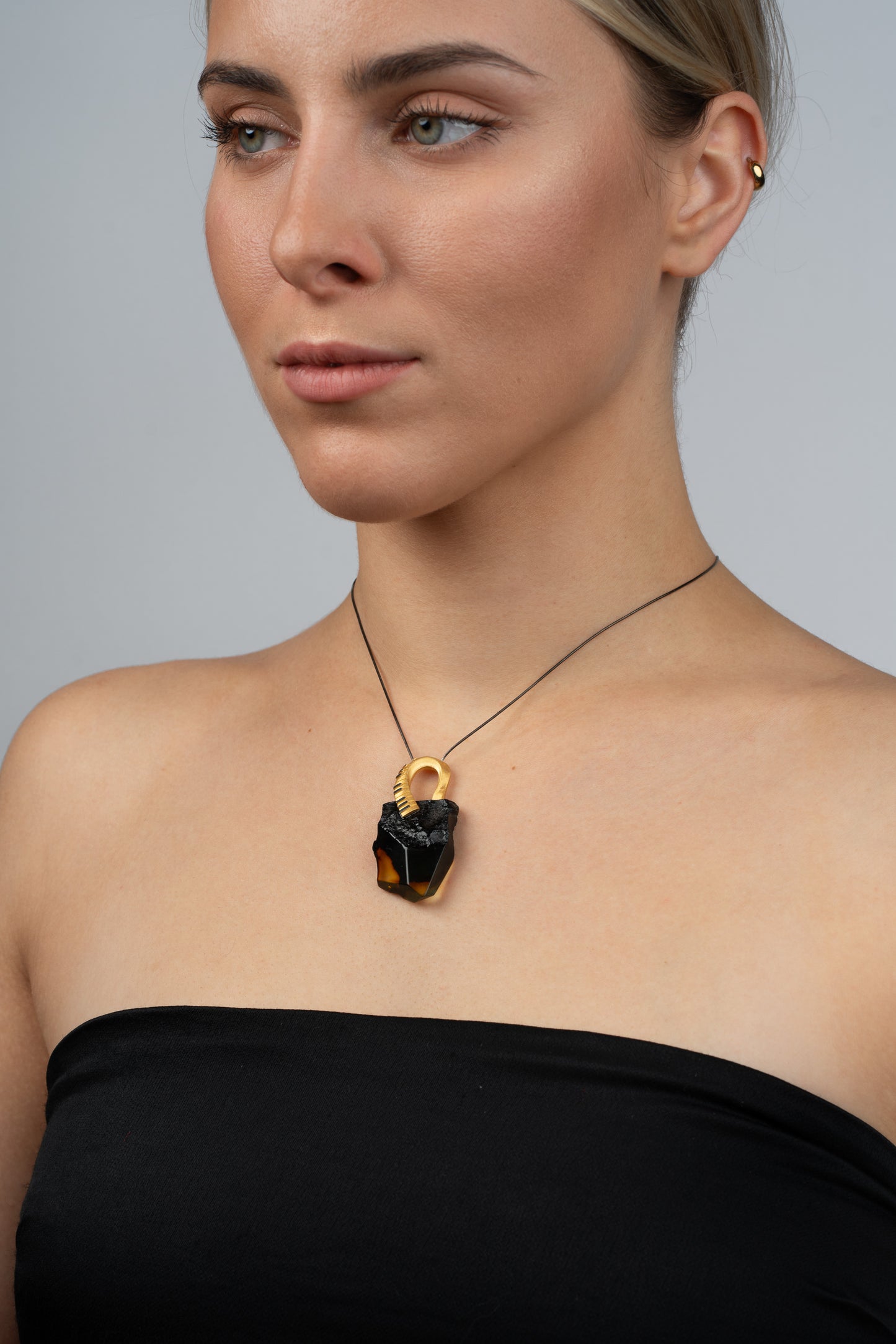 Išskirtinis Baltijos gintaro pakabukas "Pianinum Imperfectum - Atrum Cor"