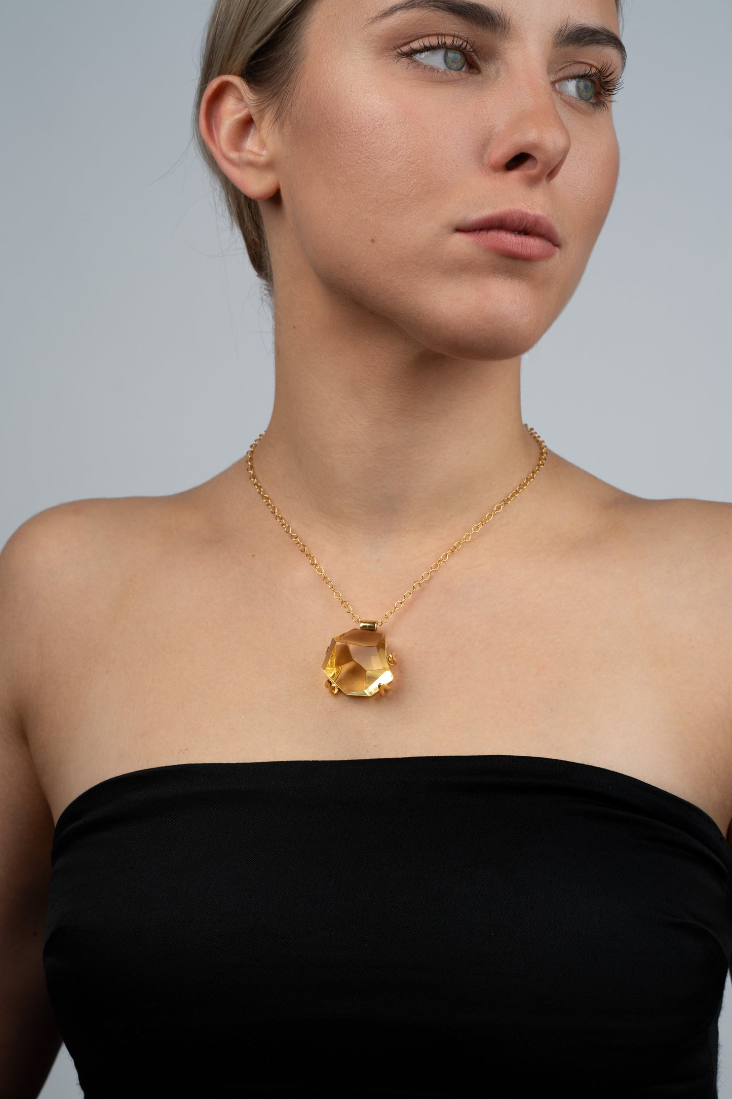 Išskirtinis paauksuotas skaidraus gelsvo gintaro pakabukas „Crista Solis“