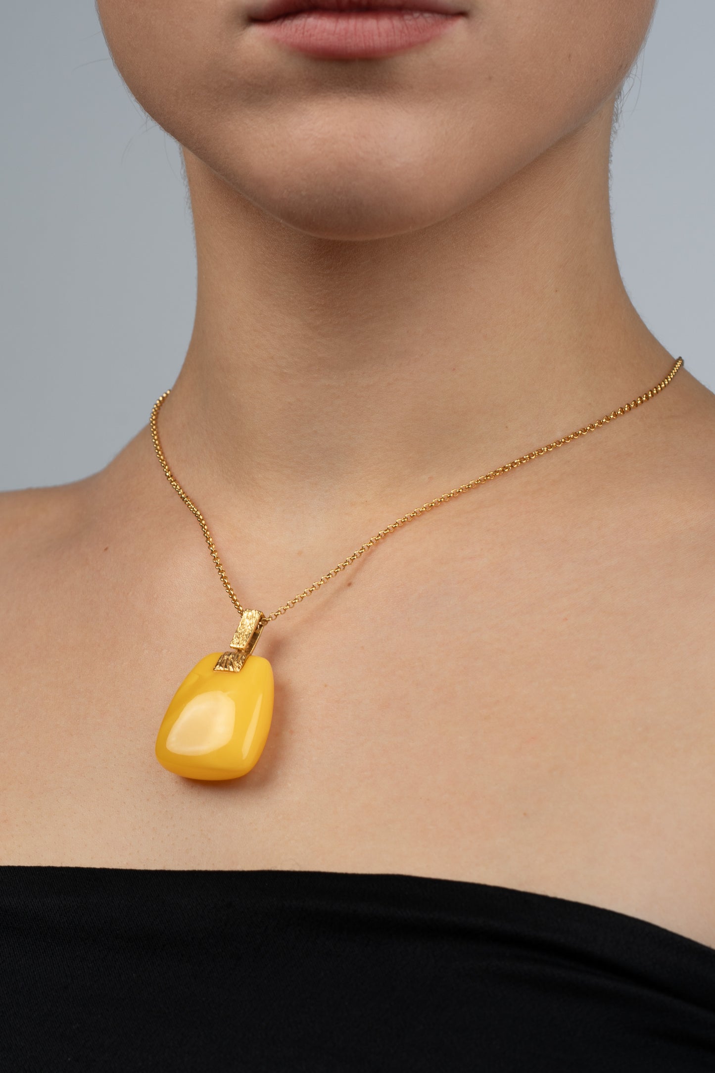 Unikalūs paauksuoti geltono gintaro vėriniai „Aurea Lux“