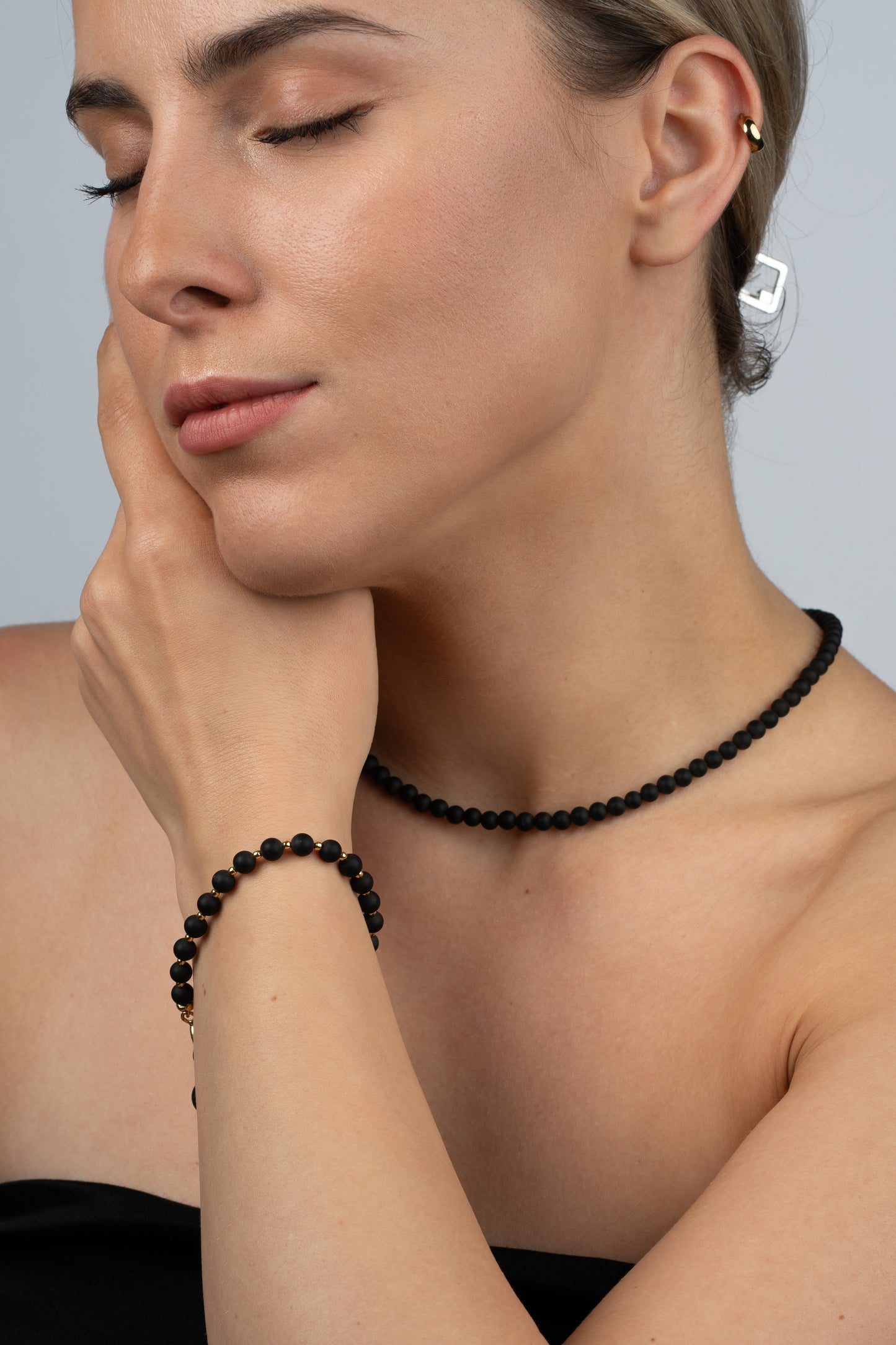 Paauskuotas gintaro pakabukas su matiniu vyšniniu gintaru "Ignis Nox"