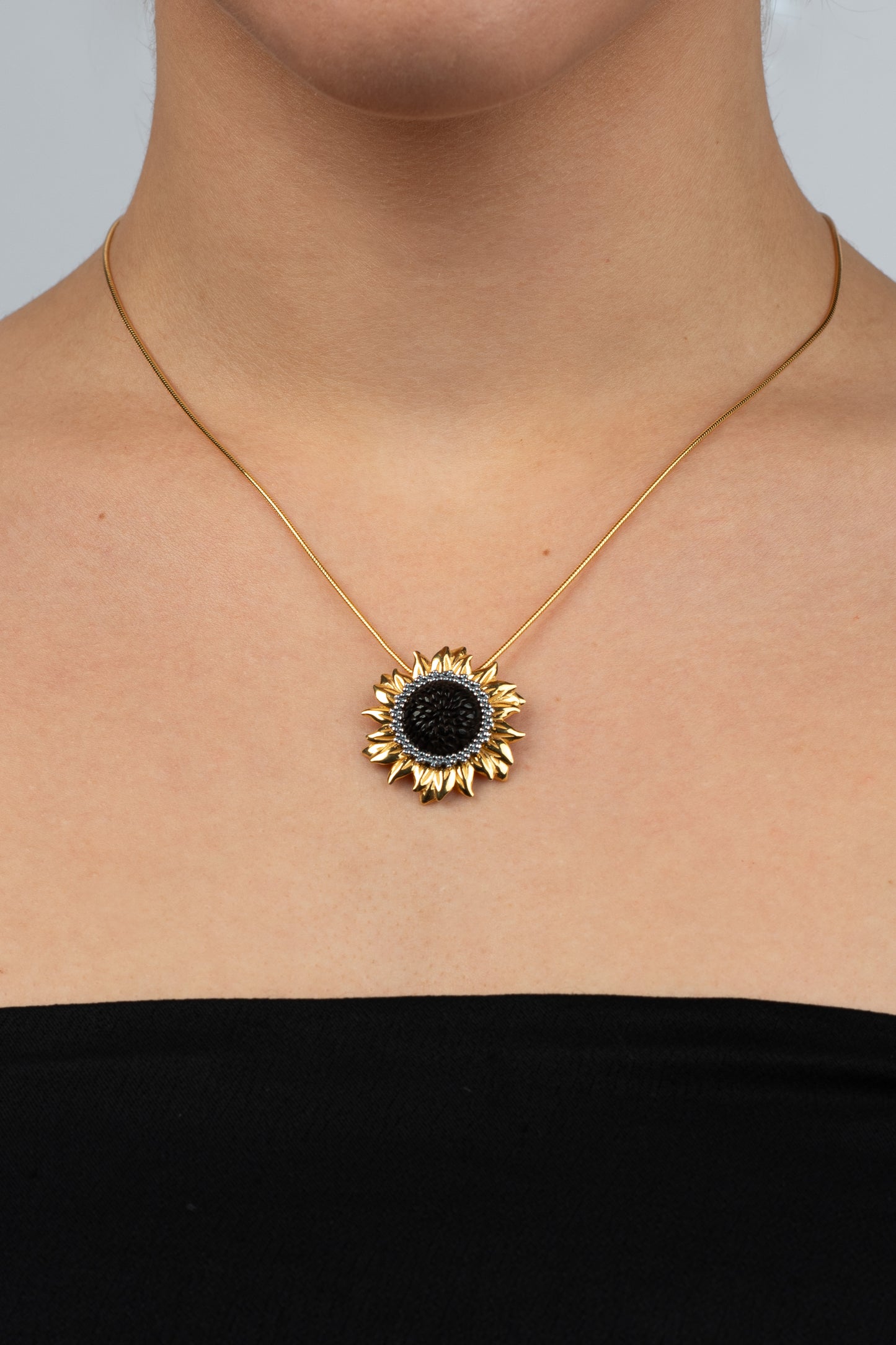 Paauksuotas gintarinis pakabukas su nešlifuotu vyšniniu gintaru "Heliantha Noctis"