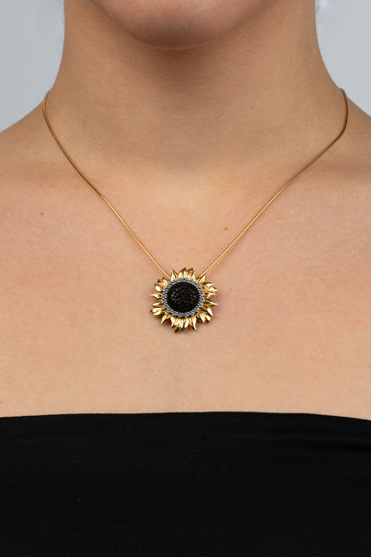 Paauksuotas gintarinis pakabukas su nešlifuotu vyšniniu gintaru "Heliantha Noctis"