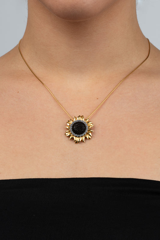 Paauksuotas gintarinis pakabukas su nešlifuotu vyšniniu gintaru "Heliantha Noctis"