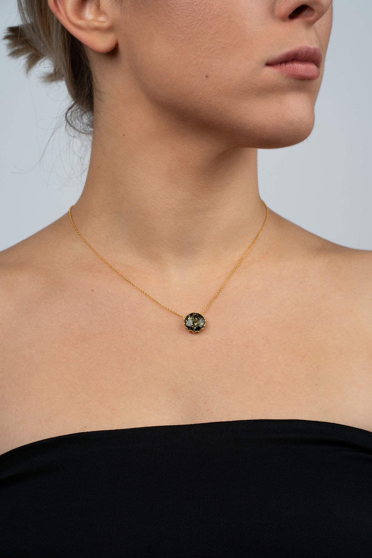 Paauksuotas gintaro pakabukas su žaliuoju gintaru „Aurora Silvarum“