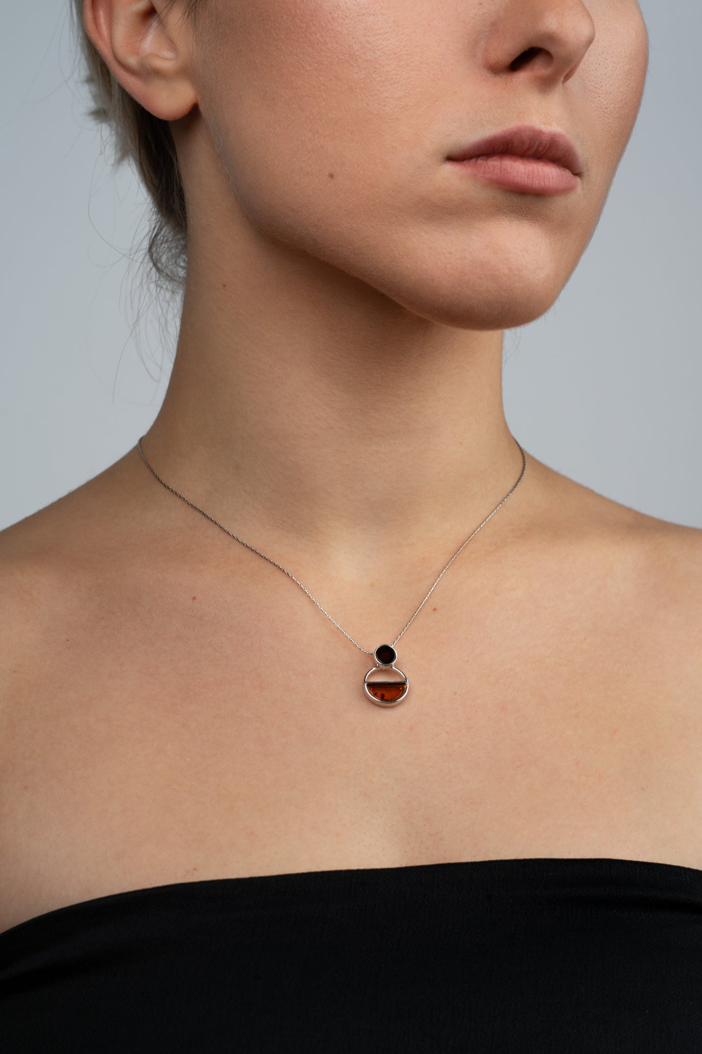 Sidabrinis vėrinys su vyšnių ir medaus spalvos gintaru Equilibrium“