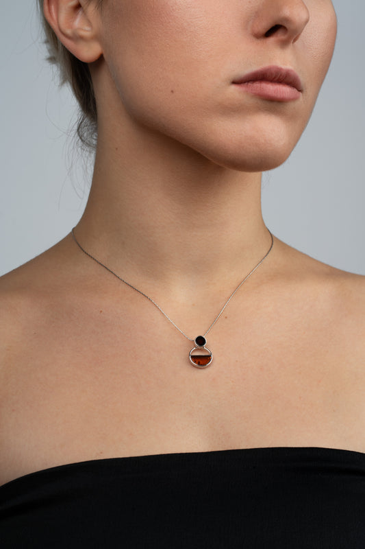 Sidabrinis vėrinys su vyšnių ir medaus spalvos gintaru Equilibrium“