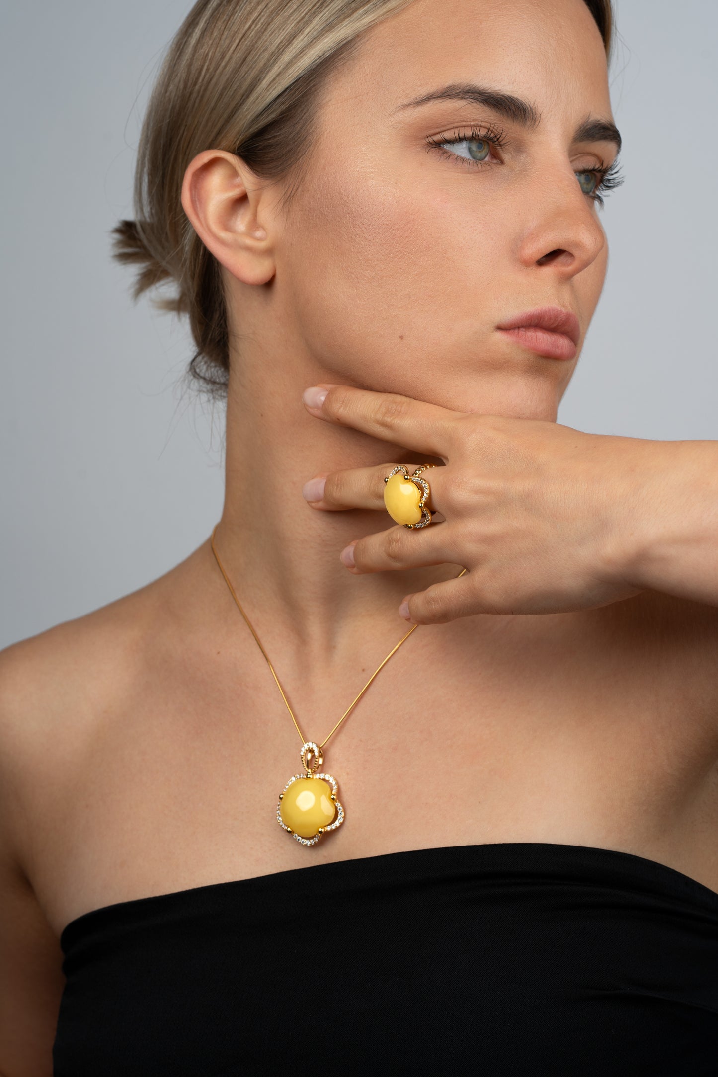 Paauksuotas gintarinis pakabukas su geltonu gintaru "Aura Solis"