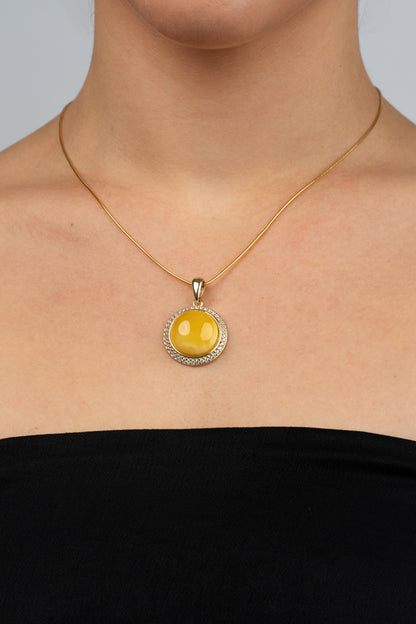 Paauksuotas elegantiskas gintarinis pakabukas su geltonuju gintaru "Orbis Aurum"