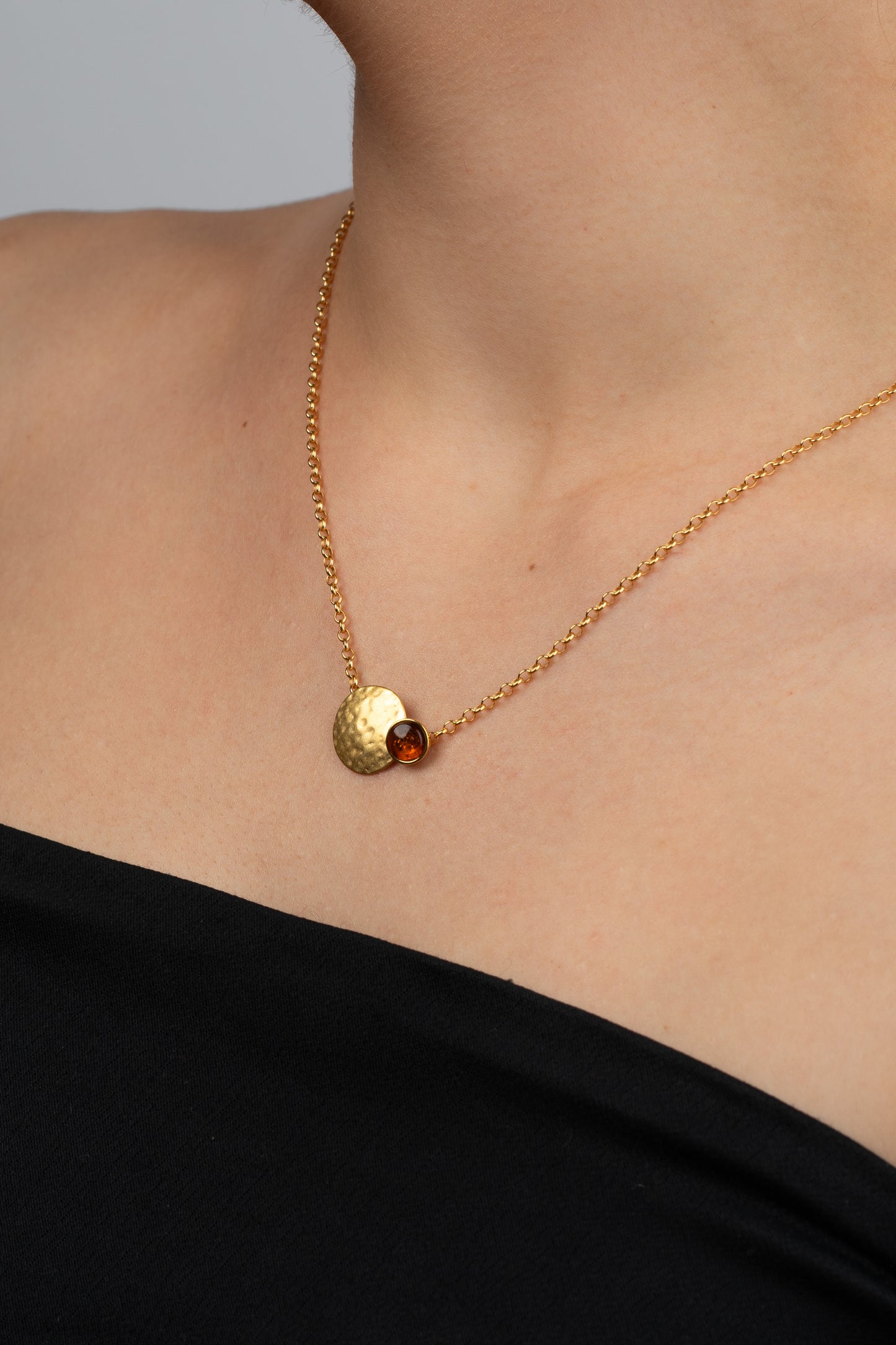 Paauksuotas medaus spalvos gintaro pakabukas „Crusta Lucis“