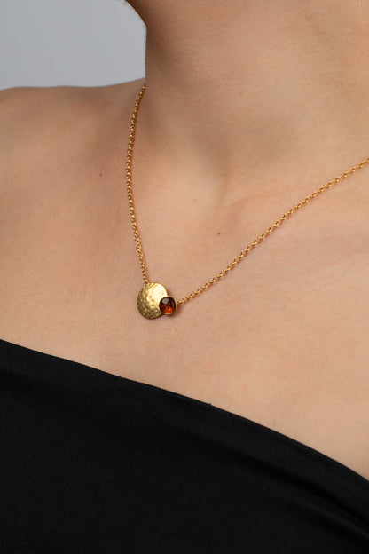 Paauksuotas medaus spalvos gintaro pakabukas „Crusta Lucis“