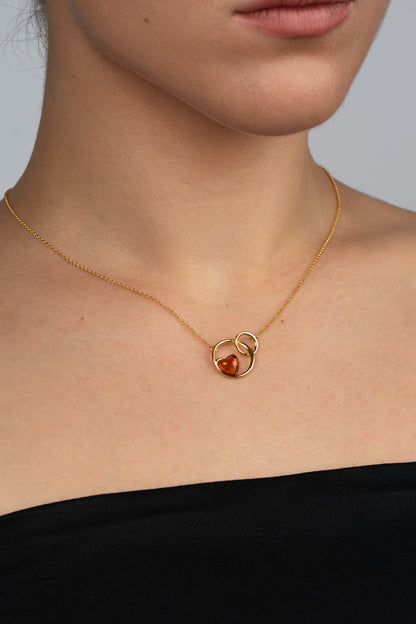 Paauksuotas gintarinis pakabukas su medaus spalvos gintaru „Nodus Amor“