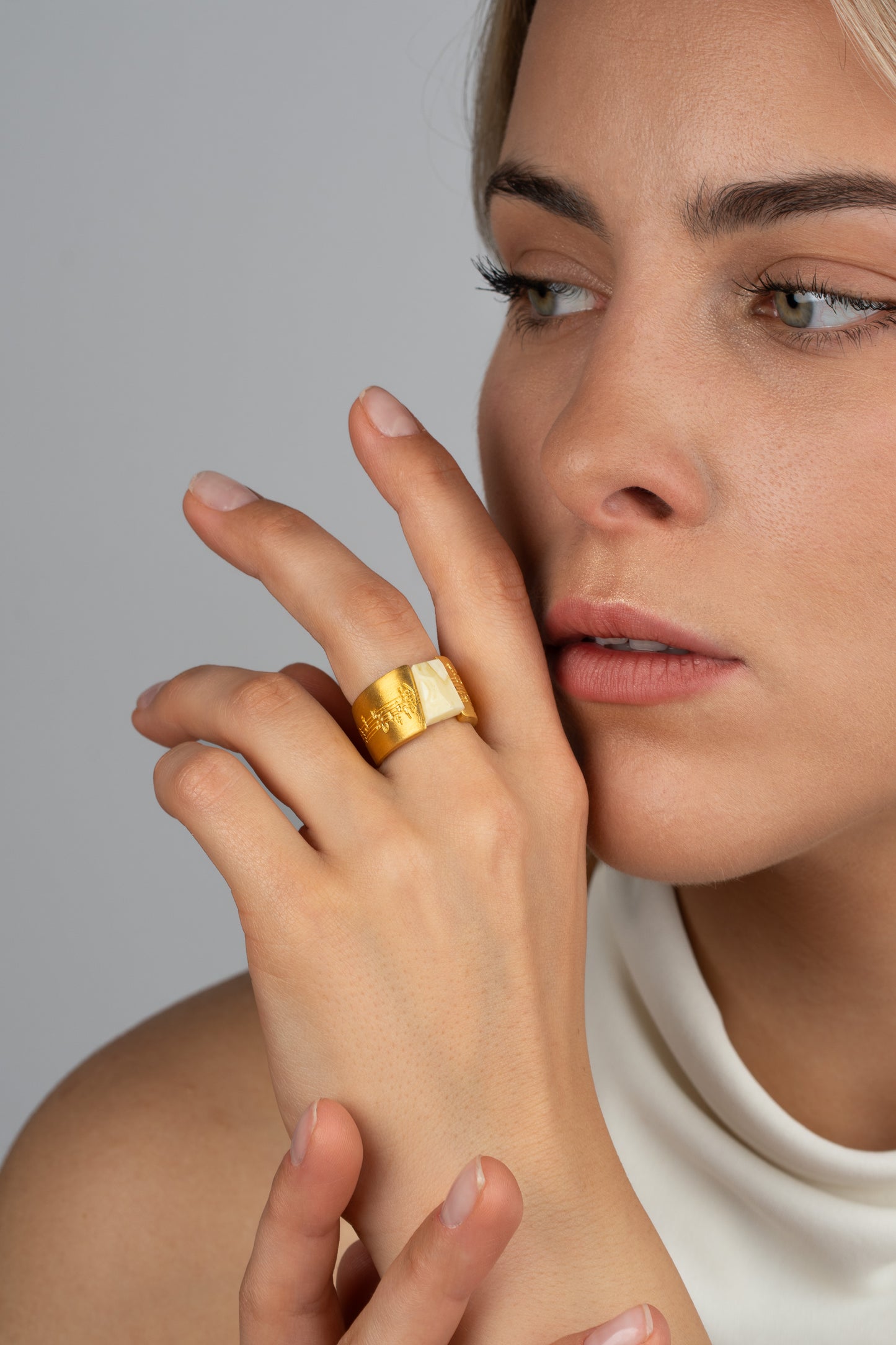 Paauksuotas žiedas su baltuoju gintaru „Lapis Caelestis“