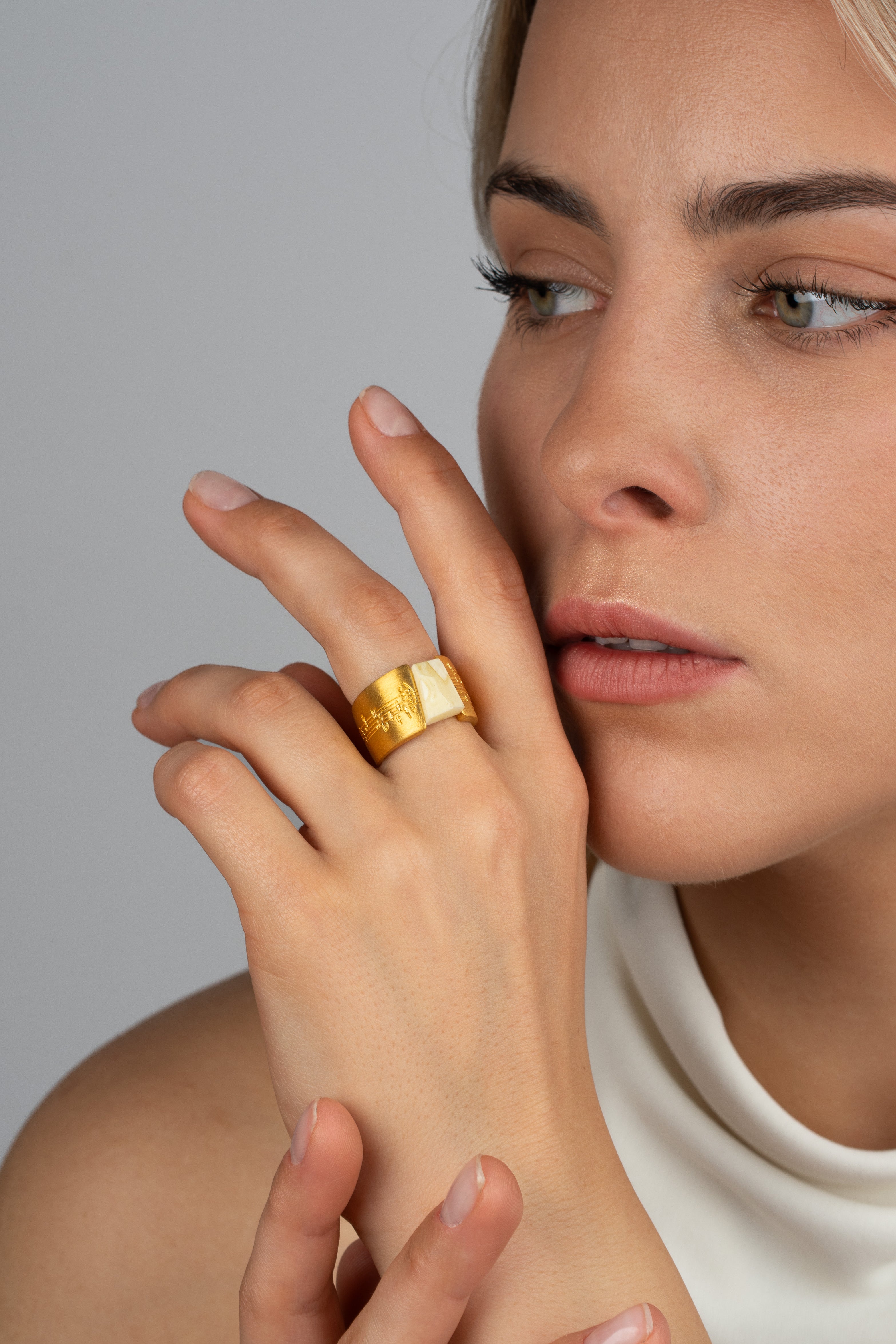 Gold-Plated Ring with Milky Amber "Fragmenta Imperii – Morra"