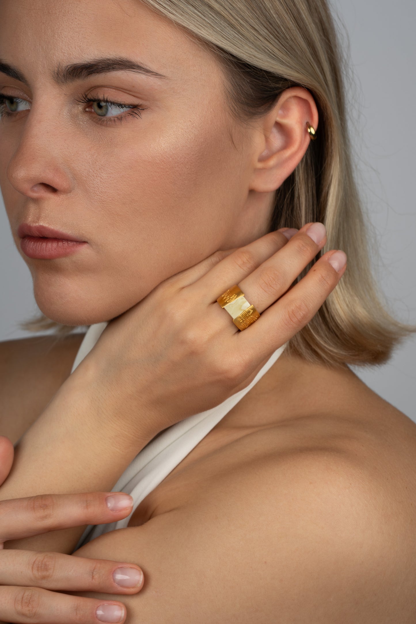 Paauksuotas žiedas su baltuoju gintaru „Lapis Caelestis“