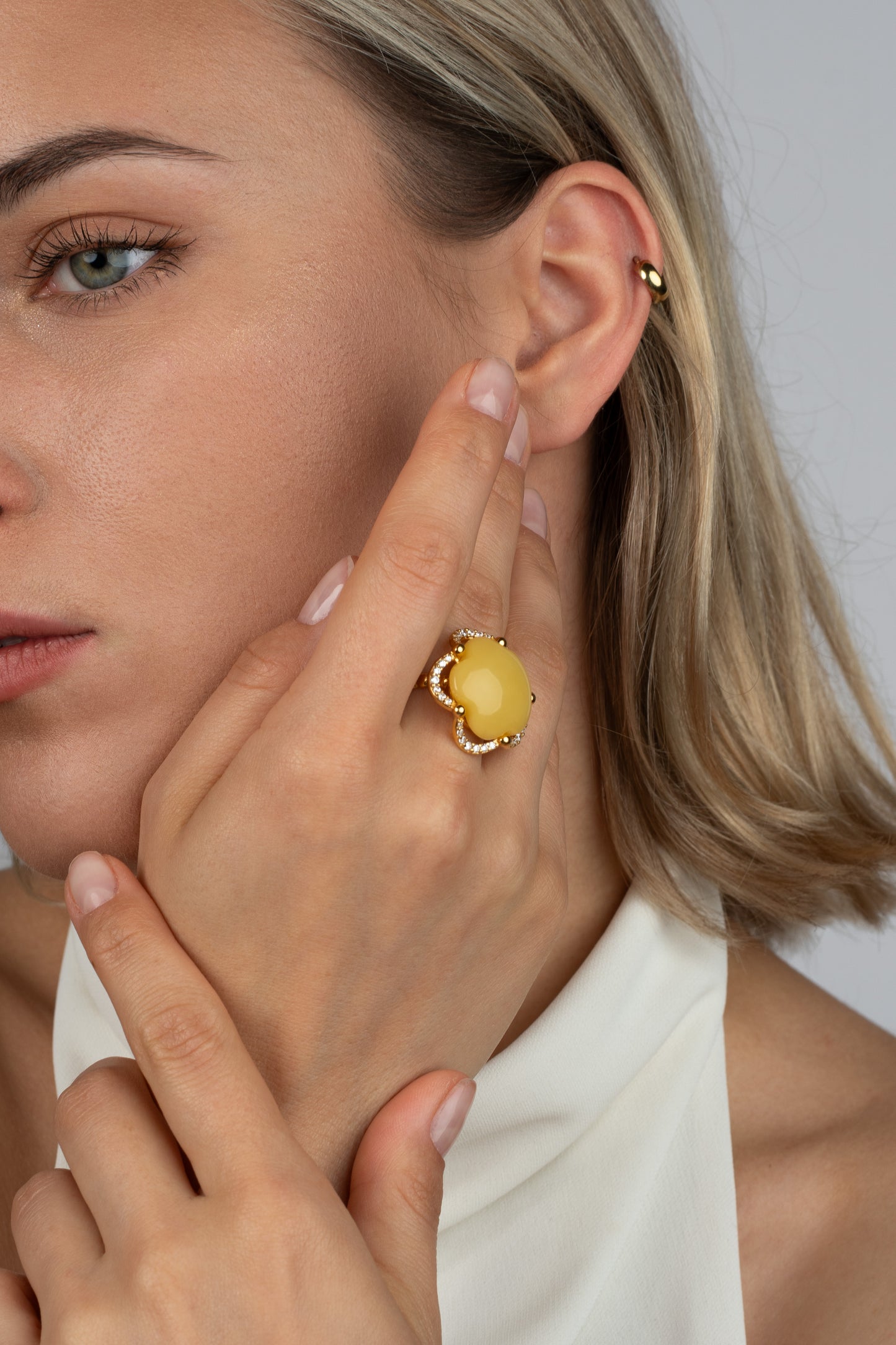 Prabangus paauksuotas gintaro žiedas „Sol Floreus“