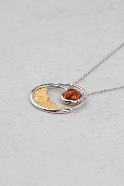 Paauksuotas sidabrinis vėrinys su medaus spalvos gintaru „Aurea Unda“