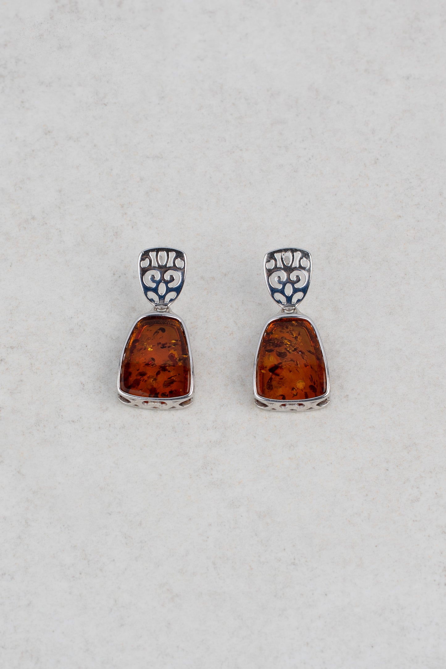 Elegantiški sidabriniai auskarai su medaus spalvos gintaru „Spiritus Ambrae“