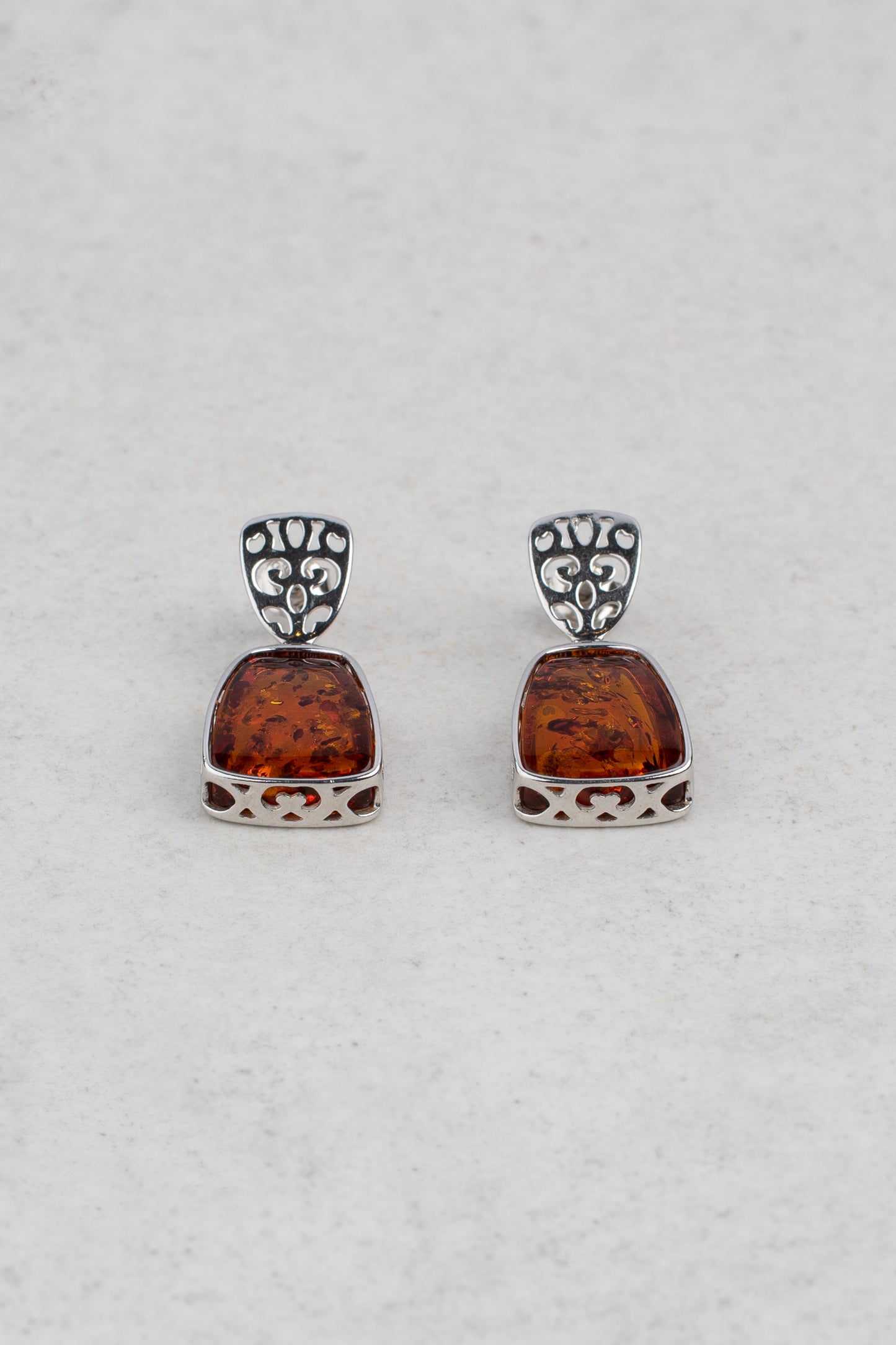 Elegantiški sidabriniai auskarai su medaus spalvos gintaru „Spiritus Ambrae“