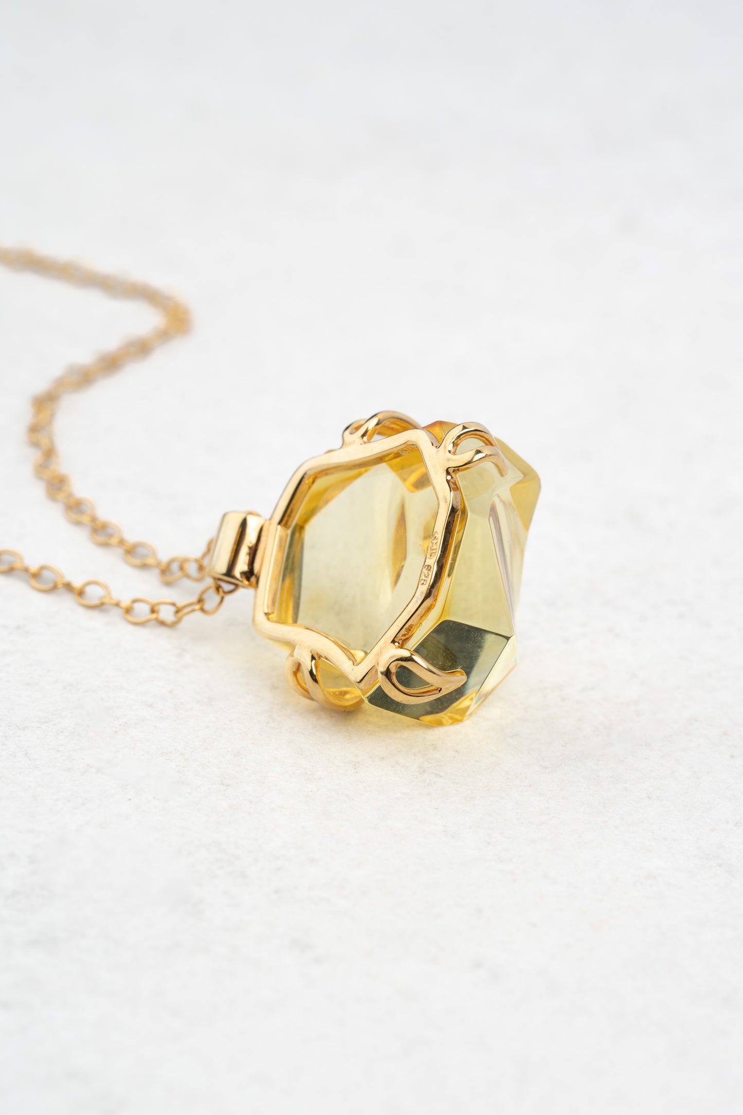 Išskirtinis paauksuotas skaidraus gelsvo gintaro pakabukas „Crista Solis“