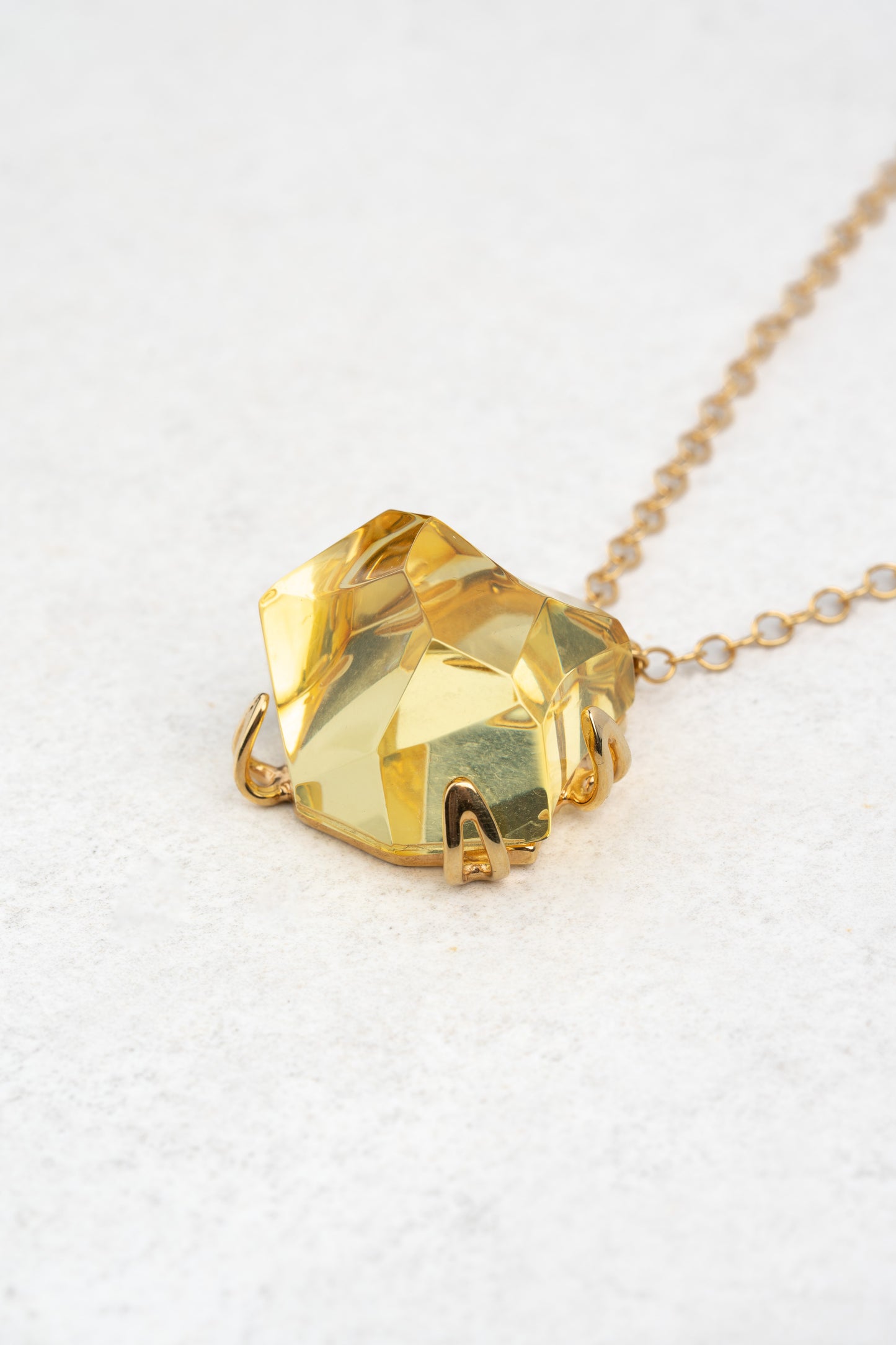 Išskirtinis paauksuotas skaidraus gelsvo gintaro pakabukas „Crista Solis“