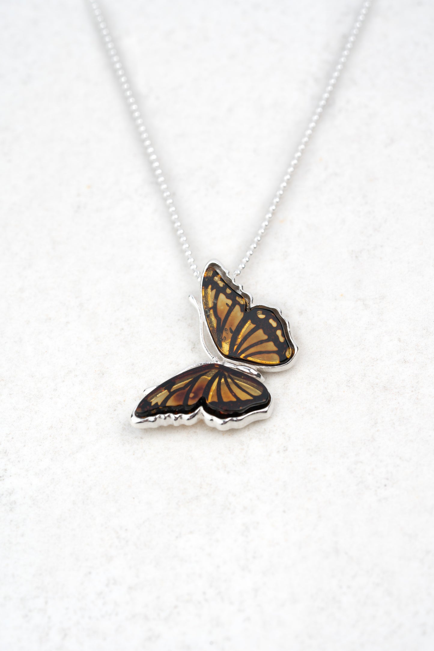 Sidabrinis gintarinis pakabukas su skaidriu medaus spalvos gintaru „Alae Solis“