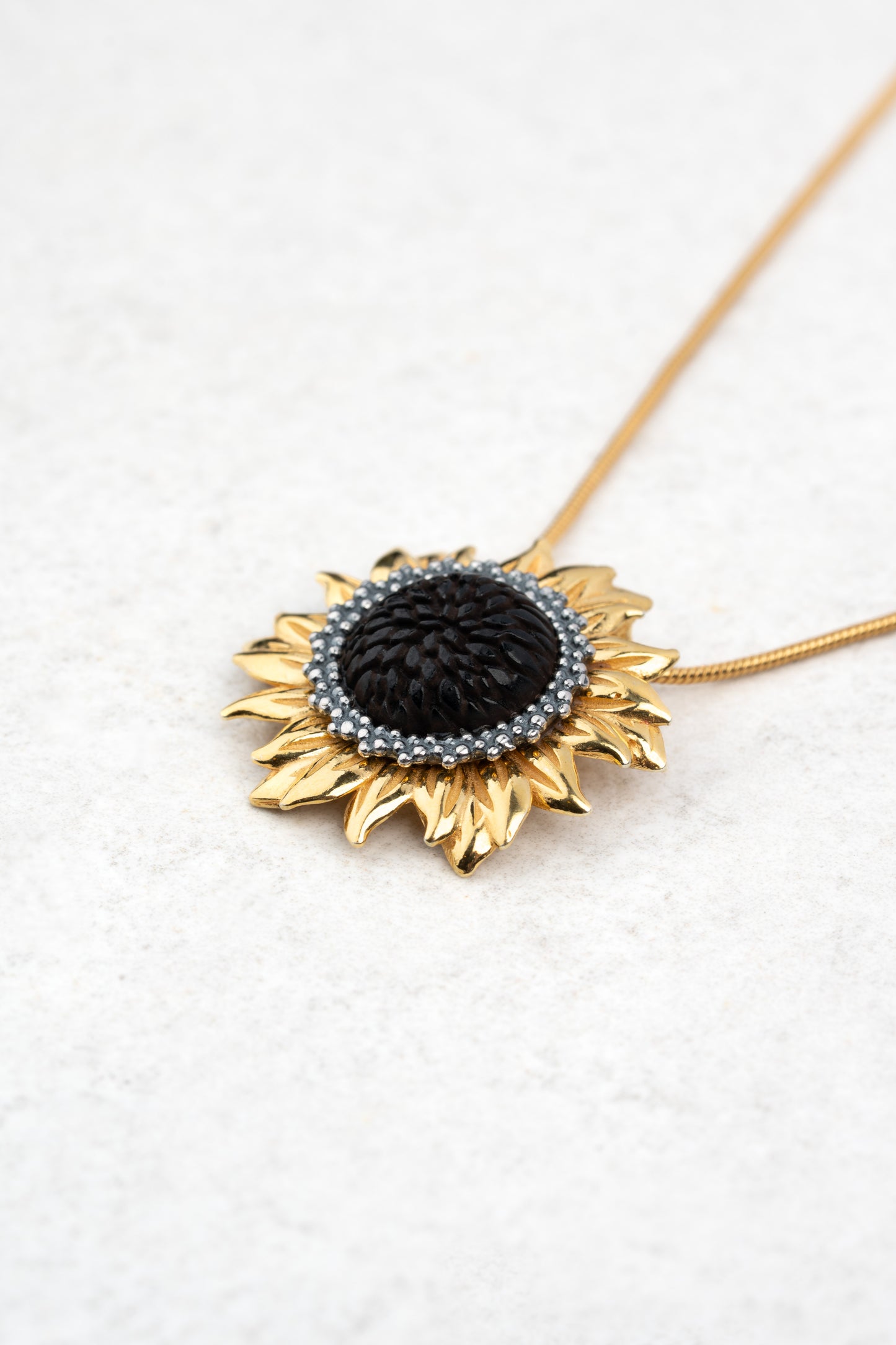 Paauksuotas gintarinis pakabukas su nešlifuotu vyšniniu gintaru "Heliantha Noctis"