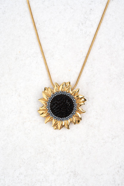 Paauksuotas gintarinis pakabukas su nešlifuotu vyšniniu gintaru "Heliantha Noctis"