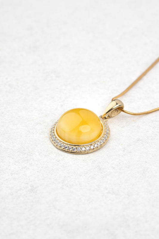 Paauksuotas elegantiskas gintarinis pakabukas su geltonuju gintaru "Orbis Aurum"