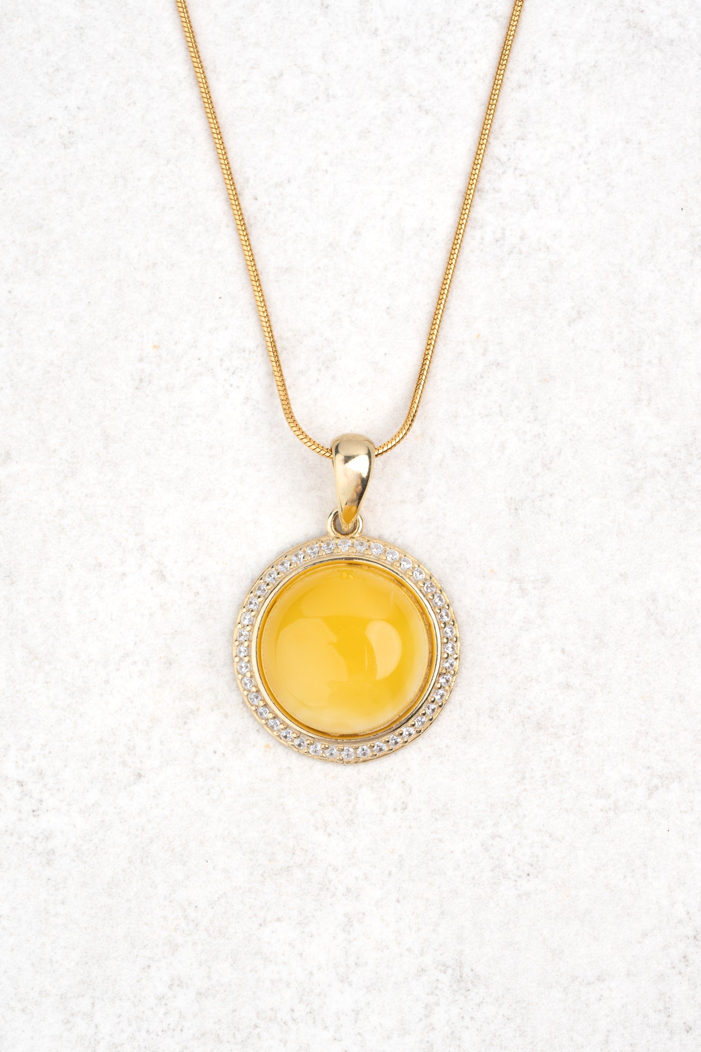 Paauksuotas elegantiskas gintarinis pakabukas su geltonuju gintaru "Orbis Aurum"