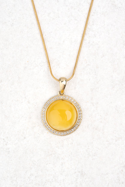 Paauksuotas elegantiskas gintarinis pakabukas su geltonuju gintaru "Orbis Aurum"