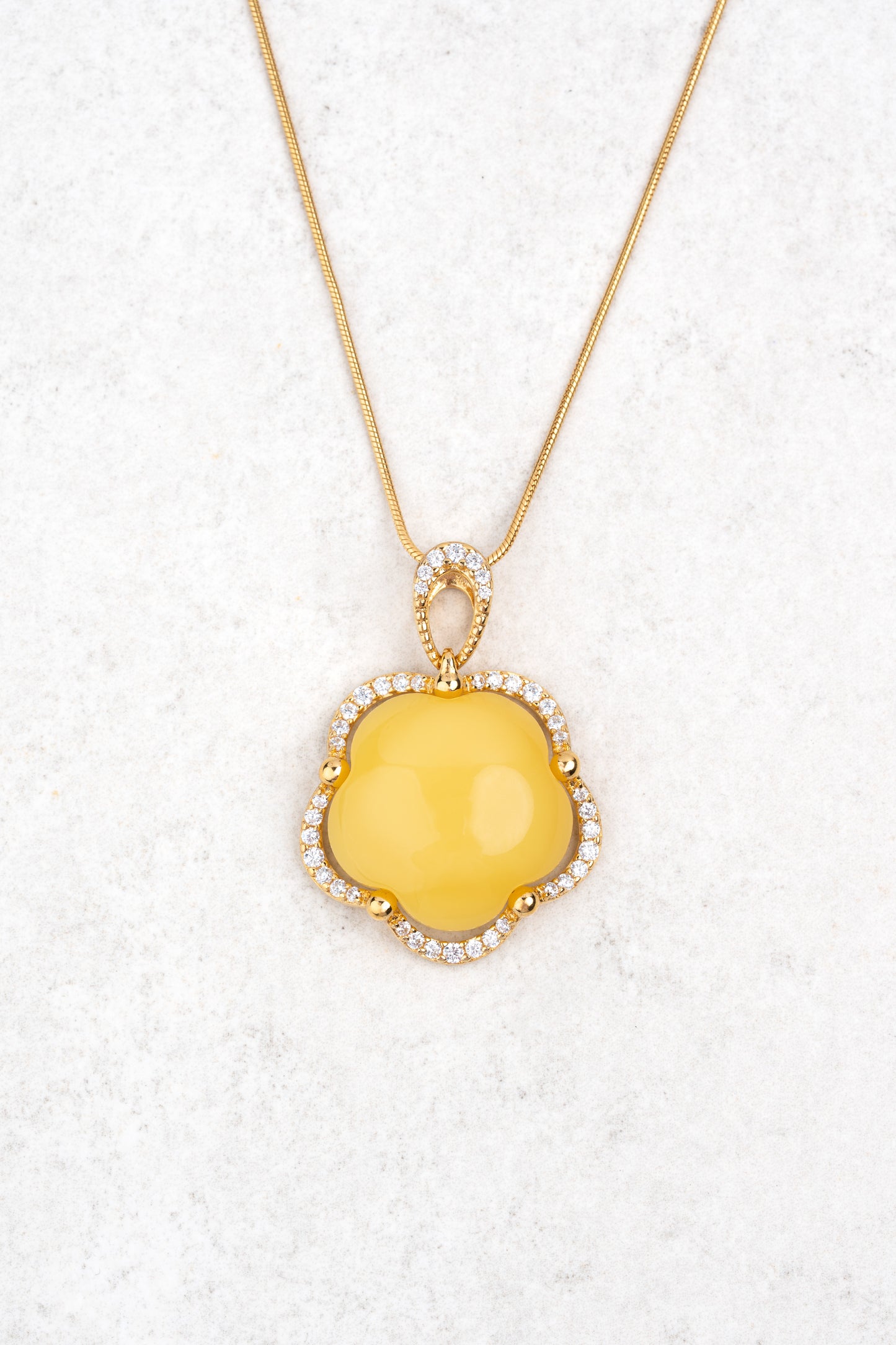 Paauksuotas gintarinis pakabukas su geltonu gintaru "Aura Solis"