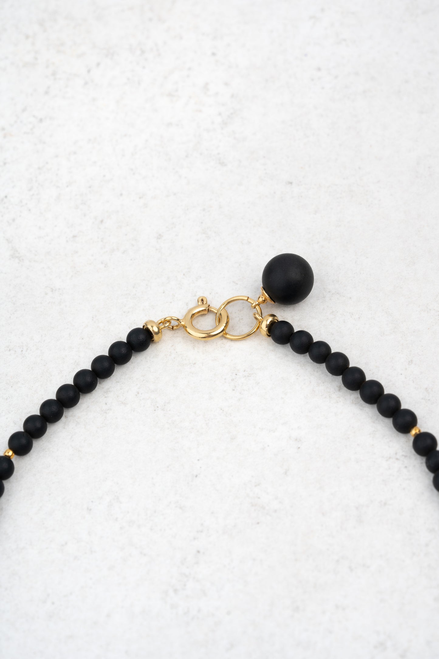 Paauskuotas gintaro pakabukas su matiniu vyšniniu gintaru "Ignis Nox"