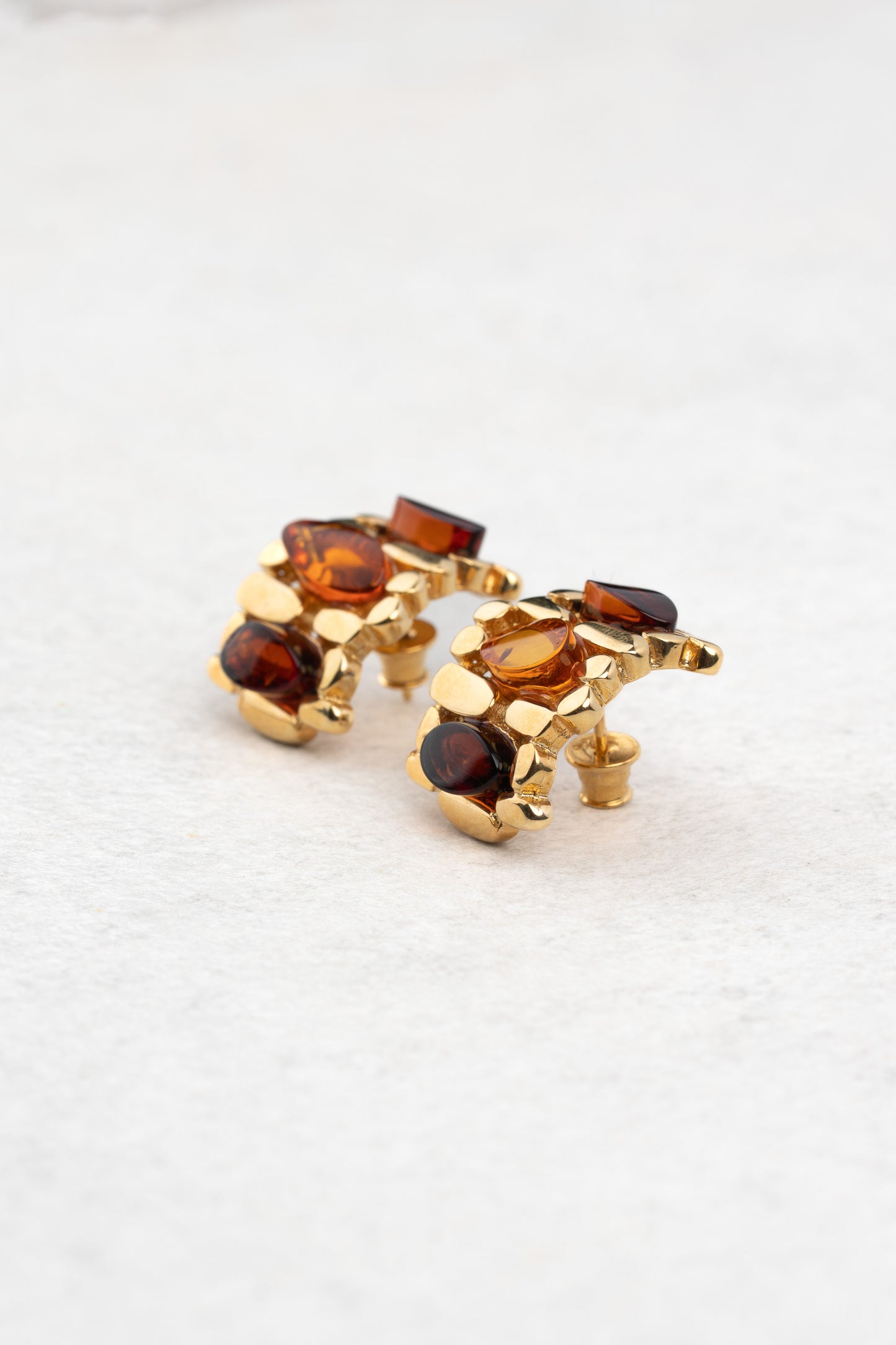 Paauksuoti auskarai su vyšnių ir medaus spalvos gintaru „Flamma Aurea"