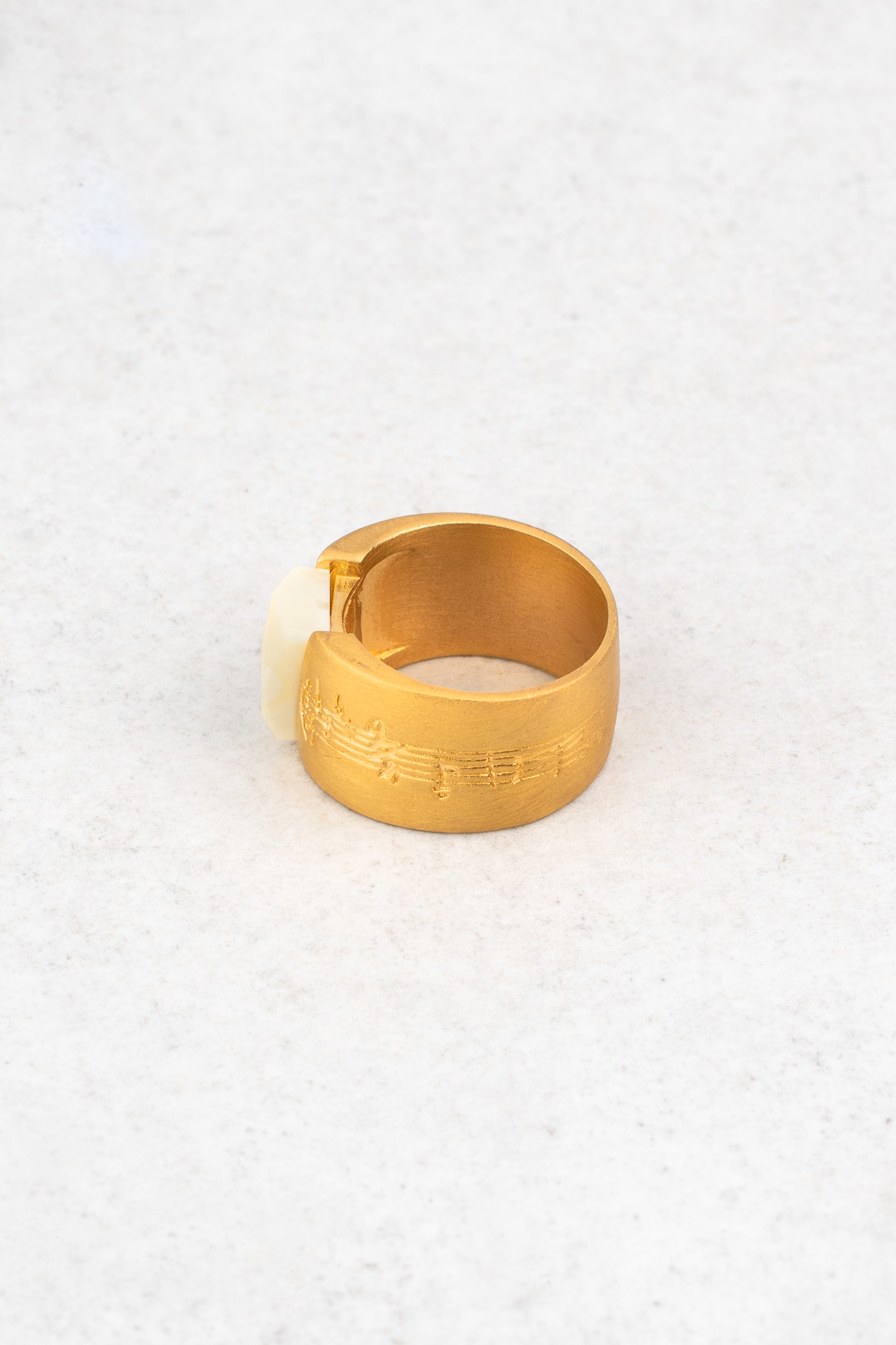 Gold-Plated Ring with Milky Amber "Fragmenta Imperii – Morra"