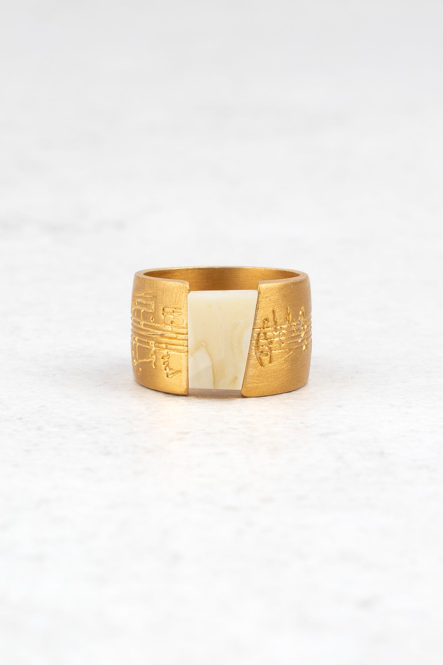 Paauksuotas žiedas su baltuoju gintaru „Lapis Caelestis“