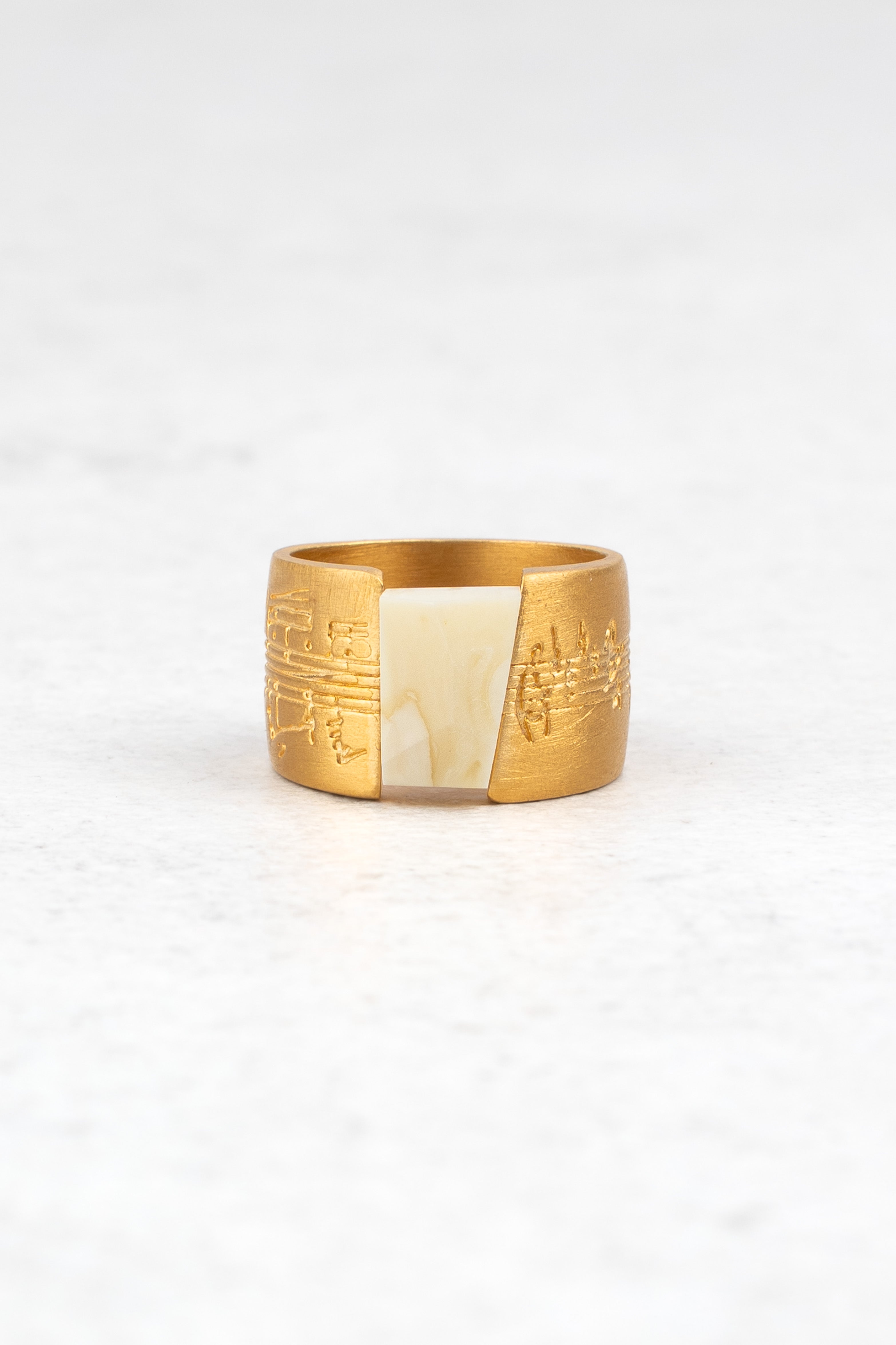 Gold-Plated Ring with Milky Amber "Fragmenta Imperii – Morra"