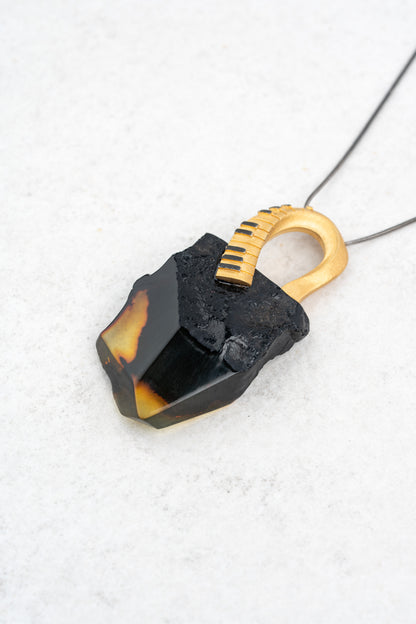 Išskirtinis Baltijos gintaro pakabukas "Pianinum Imperfectum - Atrum Cor"