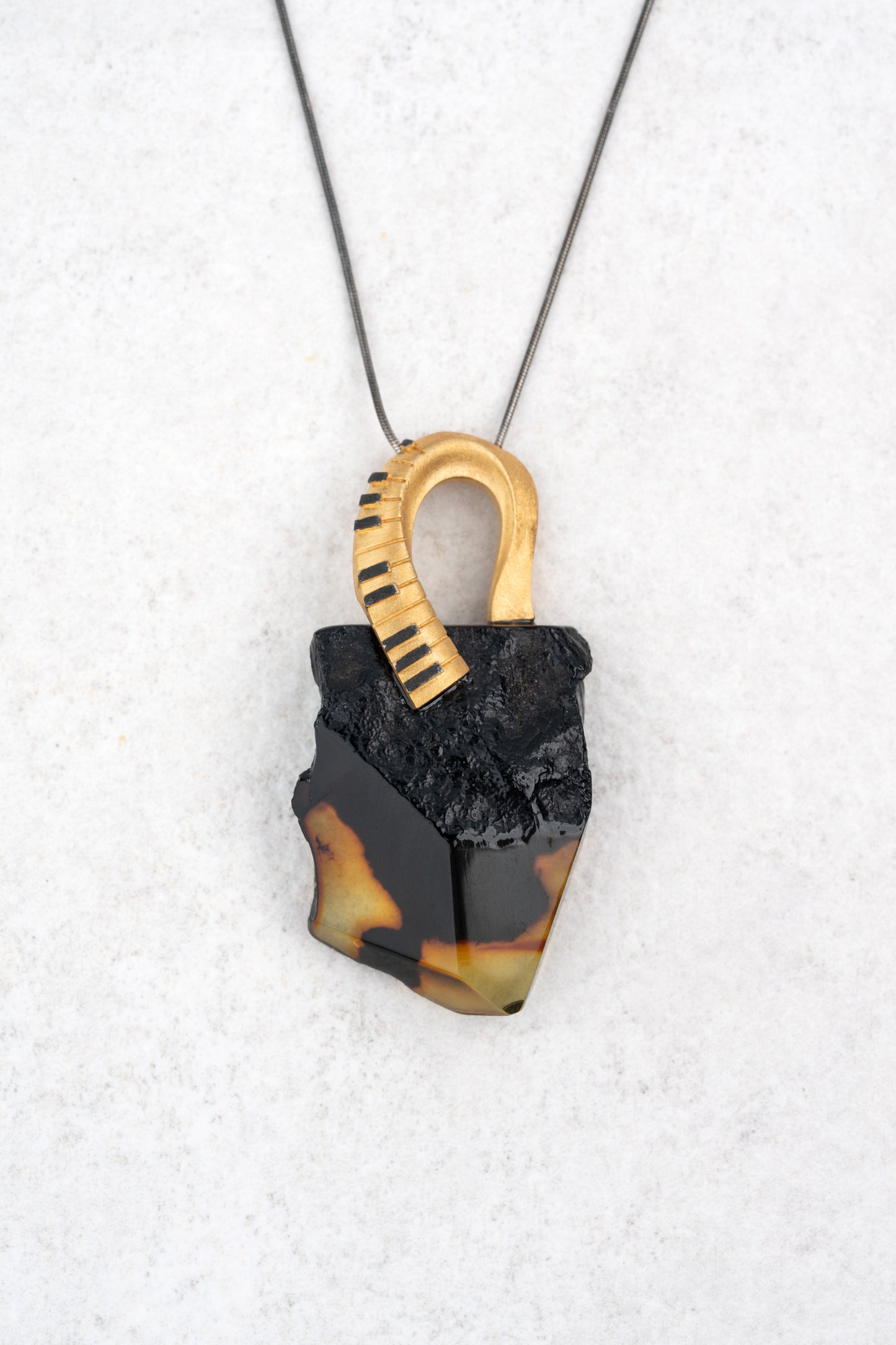 Išskirtinis Baltijos gintaro pakabukas "Pianinum Imperfectum - Atrum Cor"