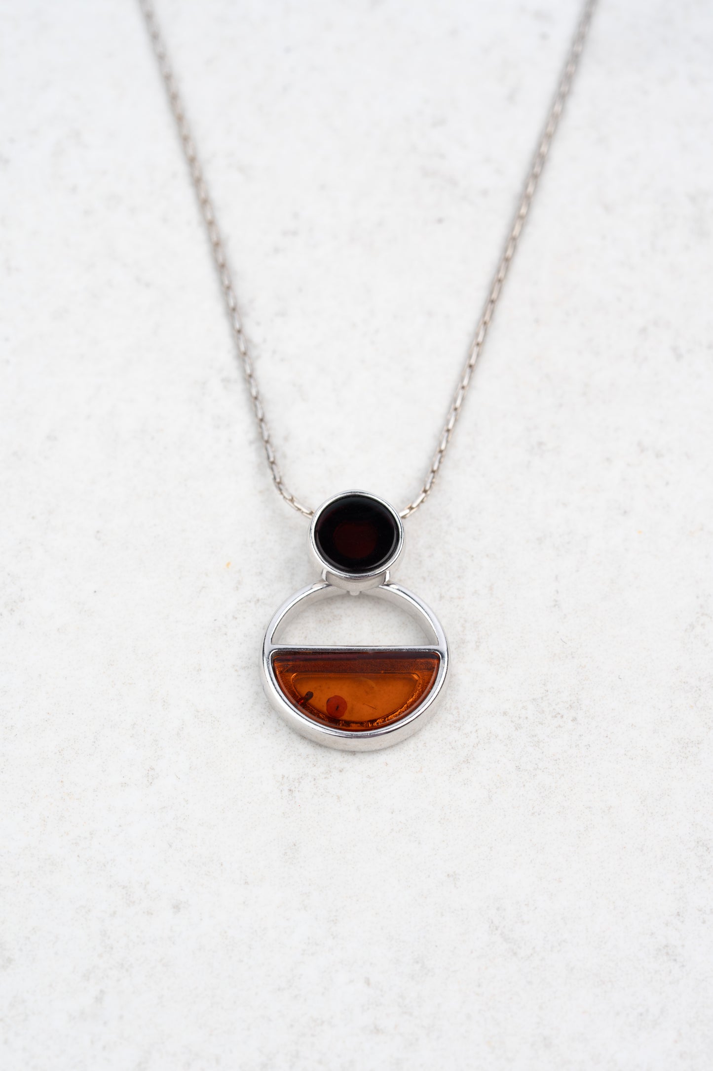 Sidabrinis vėrinys su vyšnių ir medaus spalvos gintaru Equilibrium“